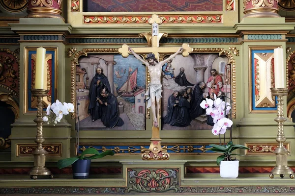 Korset på alteret i Jesu hellige hjertes basilika i Zagreb, Kroatia – stockfoto