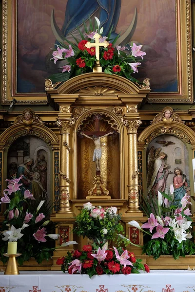 Altar en la Basílica del Sagrado Corazón de Jesús en Zagreb, Croacia — Foto de Stock