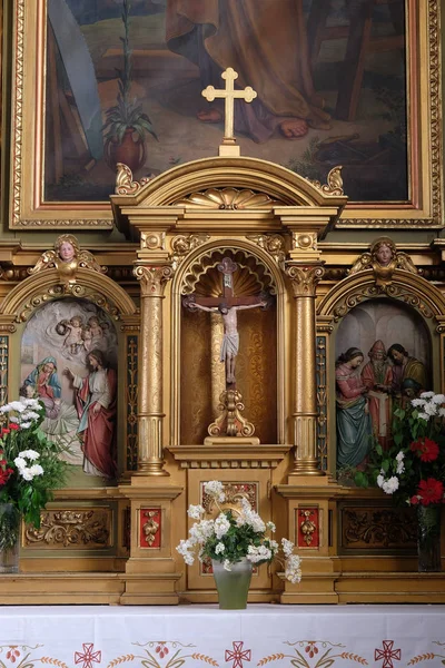 Алтарь в базилике Святого Сердца Иисуса в Загребе, Хорватия — стоковое фото