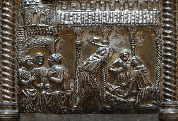 Bas reliëf met beelden uit het leven van St. Simeon, Saint Simeons borst in het atrium van Croatian Academie van Wetenschappen en Kunsten in Zagreb — Stockfoto