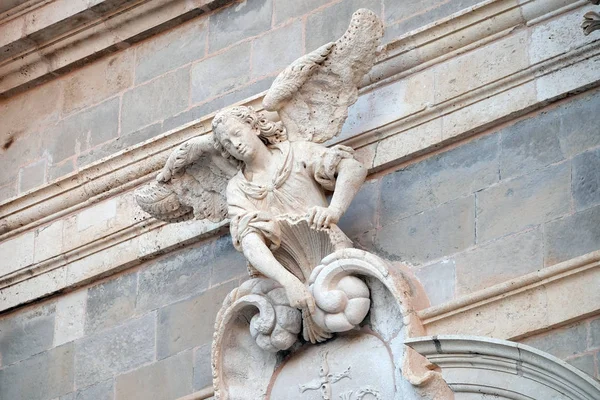 Statua dell'angelo, chiesa di Sant'Ignazio a Dubrovnik, Croazia — Foto Stock