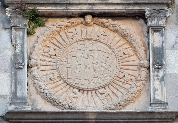 Assinatura IHS na fachada da igreja em Dubrovnik, Croácia — Fotografia de Stock