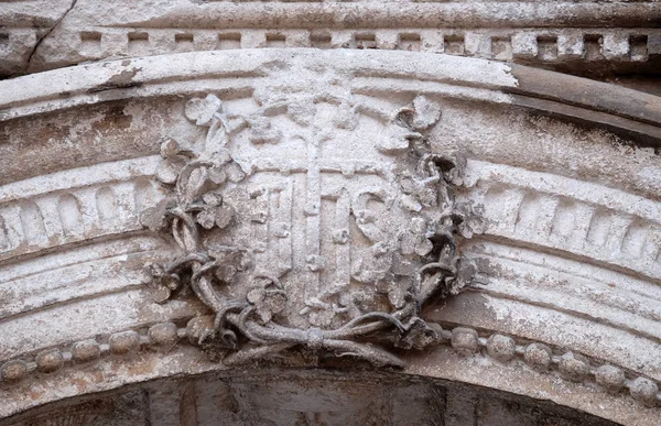 IHS tecken, portal för Saint Saviour kyrka i Dubrovnik, Kroatien — Stockfoto