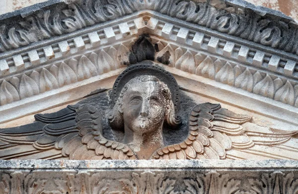 Angel, portaal van de kerk van de Verlosser van de Sint in Dubrovnik, Kroatië — Stockfoto