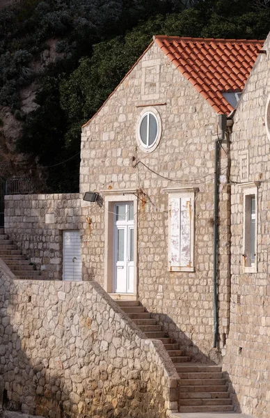 Дом в старом порту Колорина, Дубровник, Хорватия — стоковое фото