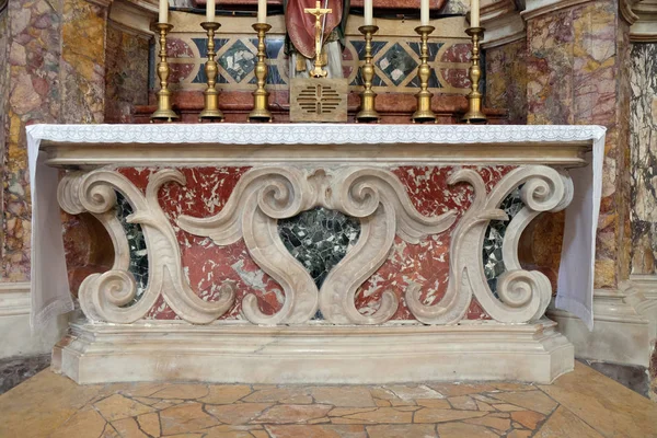 Altar in der franziskanischen Kirche der Minderbrüder in Dubrovnik, Kroatien — Stockfoto