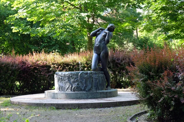 Fonte com uma escultura Elegy em Rokov perivoj em Zagreb, Croácia — Fotografia de Stock