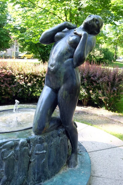 Fontana con una scultura Elegy su Rokov perivoj a Zagabria, Croazia — Foto Stock