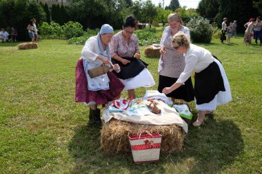 Köylüler, şarkı ve dans ve iyi yemek Nedelisce, Hırvatistan montaj geleneksel hasat başlar