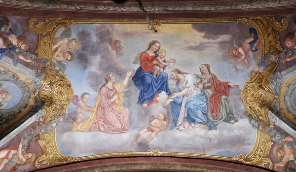 赤ん坊の聖人と天使たちに囲まれたイエスと聖母マリア — ストック写真