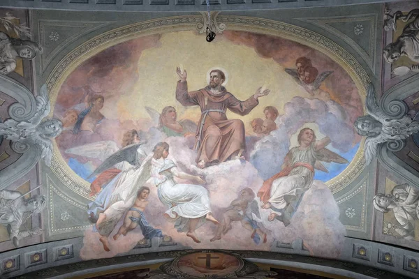 Pyhä Fransiskus Assisilainen enkelien ympäröimänä — kuvapankkivalokuva