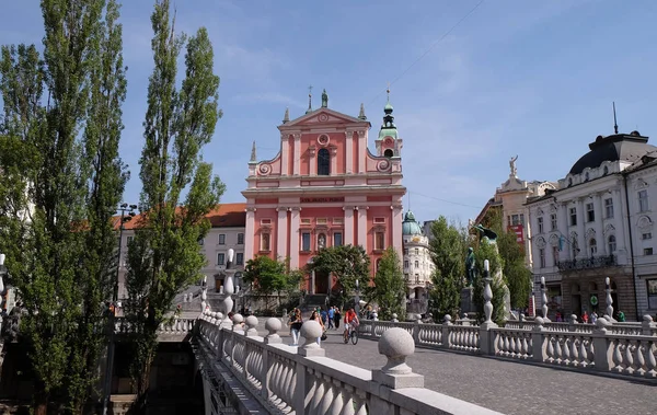 Franciszkański Kościół Zwiastowania i potrójnego mostu w Ljubljana, Słowenia — Zdjęcie stockowe