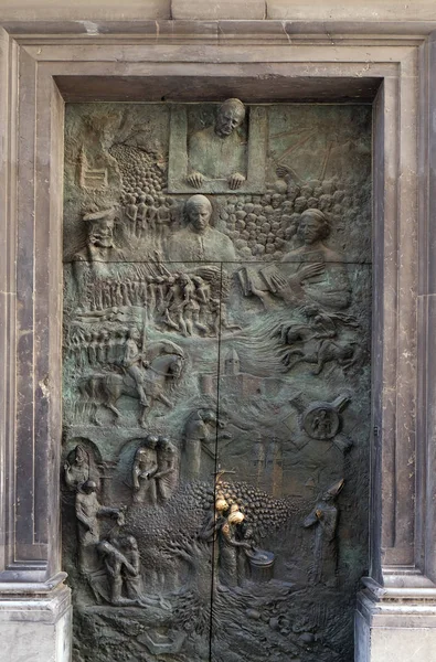 Porta de bronze na Catedral de São Nicolau em Liubliana, Eslovénia — Fotografia de Stock