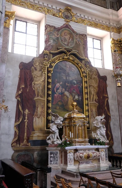 แท่นบูชาในโบสถ์เซนต์นิโคลัสในลูบลิยานา สโลวีเนีย — ภาพถ่ายสต็อก