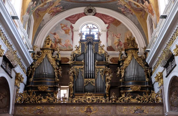 El órgano en la Catedral de San Nicolás en Liubliana, Eslovenia — Foto de Stock