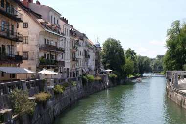 Şehir Merkezi, görünümü Nehri üzerinde. Ljubljana iş ve Kültür Merkezi ülkenin, Ljubljana, Slovenya.
