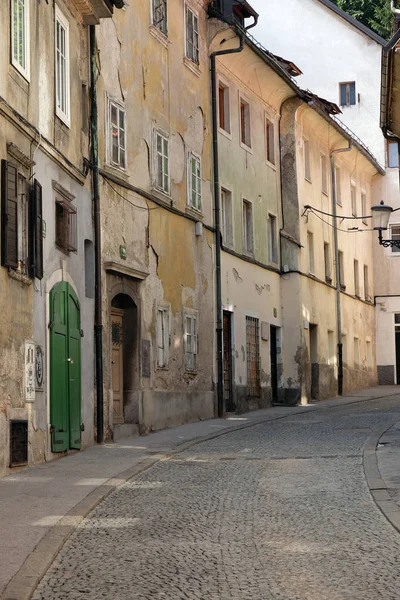 Calle en el casco antiguo de Liubliana, Eslovenia — Foto de Stock