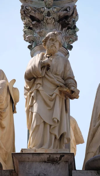 San Pedro, en el pilar de Santa María frente a la iglesia de Santiago en Liubliana, Eslovenia — Foto de Stock