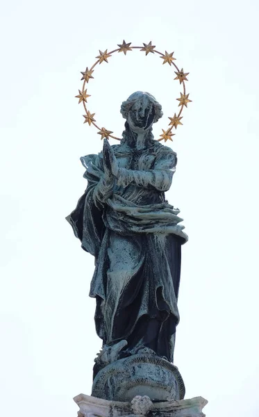 Pilar de Santa María frente a la iglesia de Santiago en Liubliana, Eslovenia — Foto de Stock
