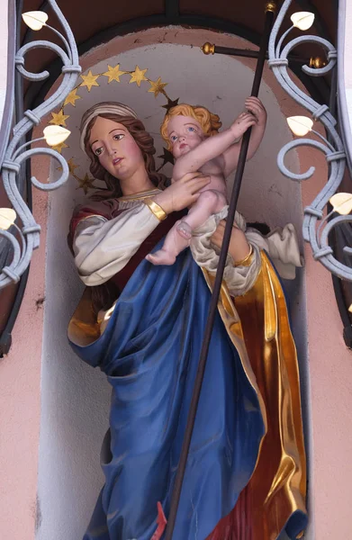 Jomfru Maria Med Jesusbarnet Statue Husets Fasade Ljubljana Slovenia – stockfoto