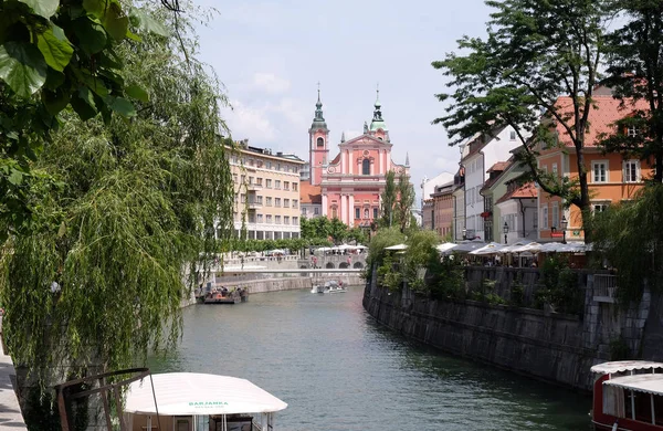 Franciszkański Kościół Zwiastowania i potrójnego mostu nad rzeką Ljubljanica w Ljubljana, Słowenia — Zdjęcie stockowe