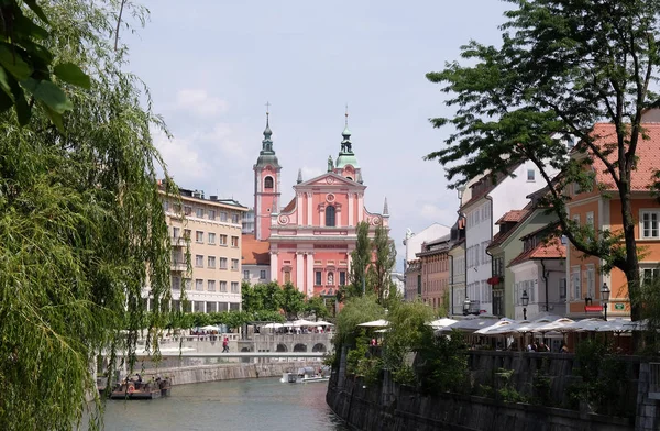 Iglesia Franciscana de la Anunciación y Puente Triple sobre el río Liublianica en Liubliana, Eslovenia —  Fotos de Stock