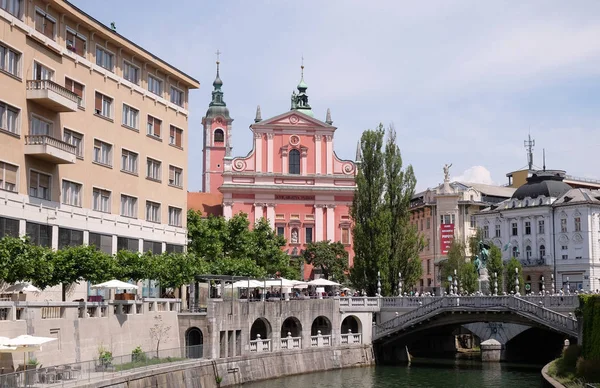 Franciszkański Kościół Zwiastowania i potrójnego mostu nad rzeką Ljubljanica w Ljubljana, Słowenia — Zdjęcie stockowe