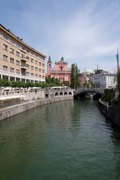 Fransisken Kilisesi duyuru ve üçlü köprüde Ljubljanica Nehri'nin Ljubljana, Slovenya — Stok fotoğraf