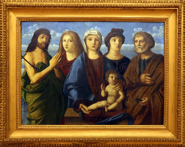 Мадонна и дитя Св. Иоанна Крестителя и Петра и доноров — стоковое фото