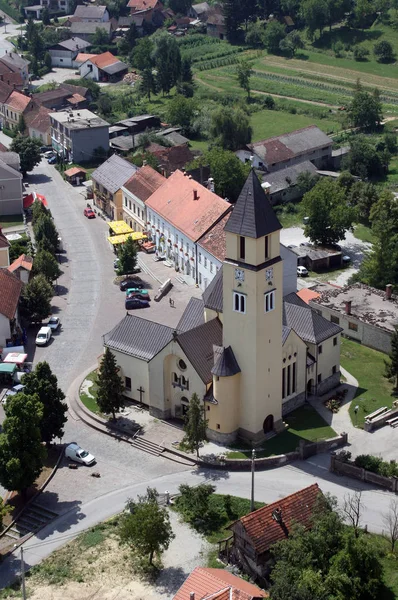 Pfarrkirche der Heiligen Dreifaltigkeit in Krasic, Kroatien — Stockfoto