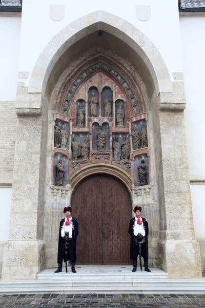 Garde d'honneur du régiment Cravat sur le portail sud de l'église Saint-Marc à Zagreb, Croatie — Photo