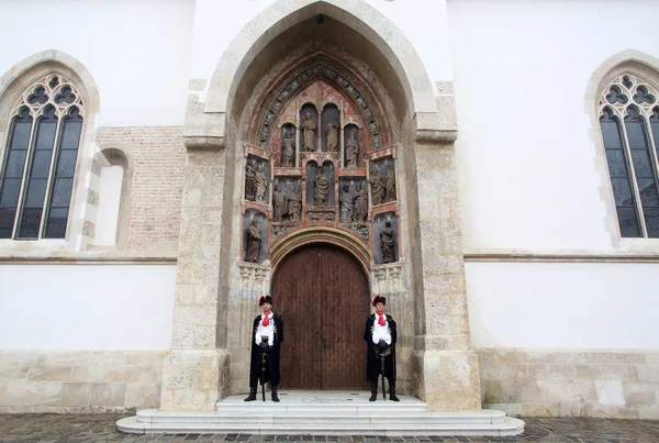 Ehrengarde des Krawattenregiments am Südportal der Kirche des Hl. Marko in Zagreb, Kroatien — Stockfoto