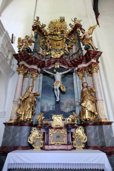 Altar de la Santa Cruz, Iglesia parroquial de la Inmaculada Concepción de la Virgen María en Lepoglava, Croacia — Foto de Stock