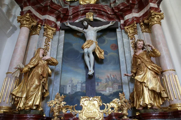 Алтарь Святого Креста, приходская церковь Непорочного Зачатия Пресвятой Богородицы в Лепоглаве, Хорватия — стоковое фото