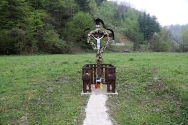  Hırvatistan 'ın Zagorje bölgesinde yol kenarı haçı 