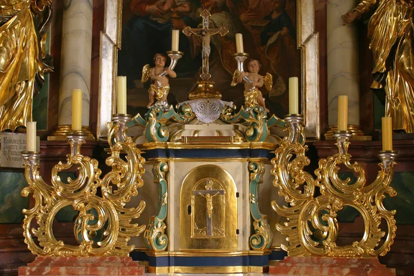 Tabernakel auf dem Altar in der Pfarrkirche der Heiligen Dreifaltigkeit in Krasic, Kroatien — Stockfoto