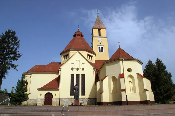 Församlingkyrkan av den heliga treenigheten i Krašić, Kroatien — Stockfoto