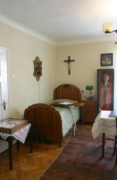 Zimmer des Seligen alojzije stepinac, wo er während seiner Haft im Pfarrhaus in Krasic, Kroatien, gelebt hatte — Stockfoto