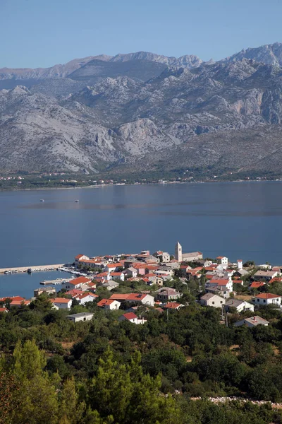 Vinjerac, una pequeña ciudad costera en el mar Adriático en Croacia — Foto de Stock