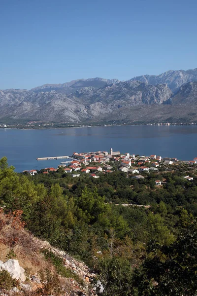 Vinjerac, una pequeña ciudad costera en el mar Adriático en Croacia — Foto de Stock