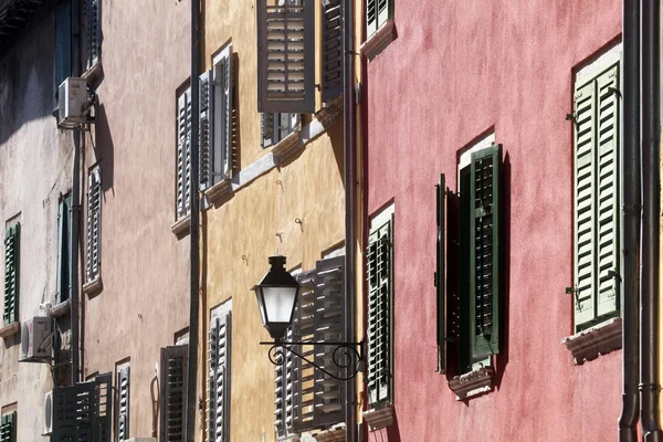 Arquitectura tradicional del casco antiguo de Rovinj, Croacia — Foto de Stock