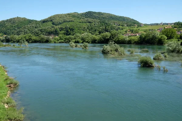 Ποταμού Una σε μια καλοκαιρινή μέρα στο Kostajnica Hrvatska της Κροατίας — Φωτογραφία Αρχείου
