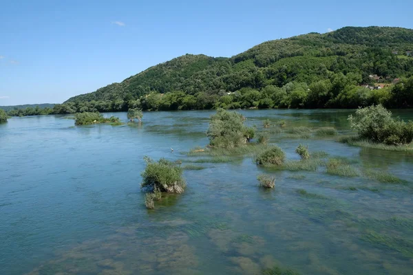 Rzeka Una w letni dzień w Hrvatska Kostajnica, Chorwacja — Zdjęcie stockowe
