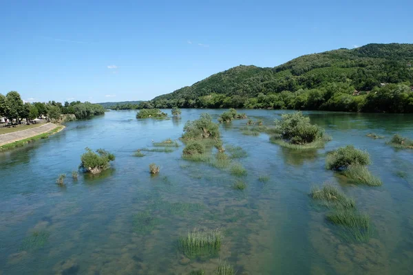 Rzeka Una w letni dzień w Hrvatska Kostajnica, Chorwacja — Zdjęcie stockowe