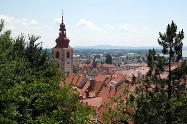 Toits du centre historique et église Saint George à Ptuj, Slovénie — Photo