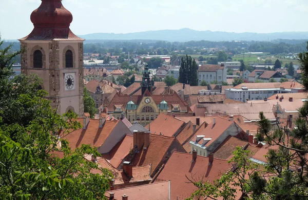 Daken van het oude centrum van de stad en Sint-Joris kerk in Ptuj, Slovenië — Stockfoto