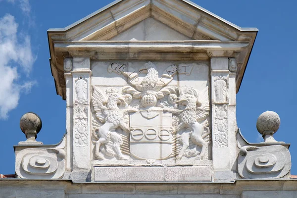 Escudo de armas sobre la entrada del Castillo en Ptuj, Eslovenia — Foto de Stock