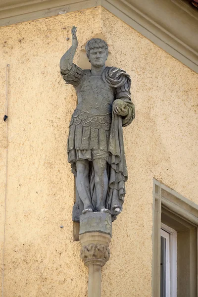 Estatua de santo en la fachada de la casa en Ptuj, Eslovenia — Foto de Stock