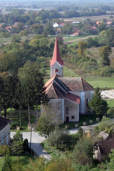 Kościół parafialny w Saint Martin w Scitarjevo, Chorwacja — Zdjęcie stockowe