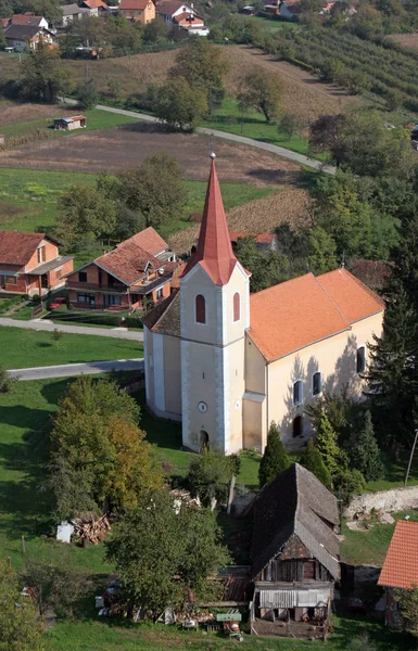 Parochiekerk van Sint-Maarten in Scitarjevo, Kroatië — Stockfoto